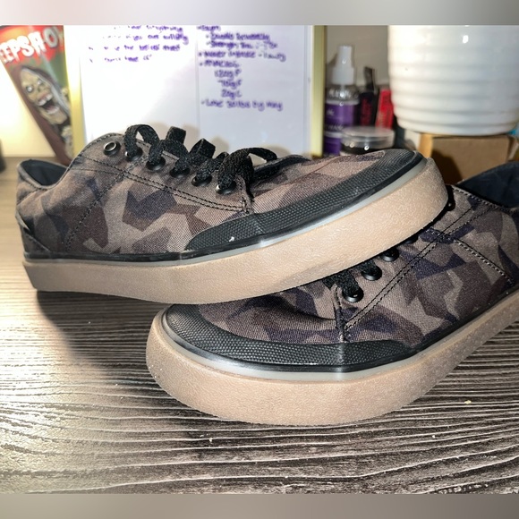 Volcom Skate Shoes - Picture 2 of 5